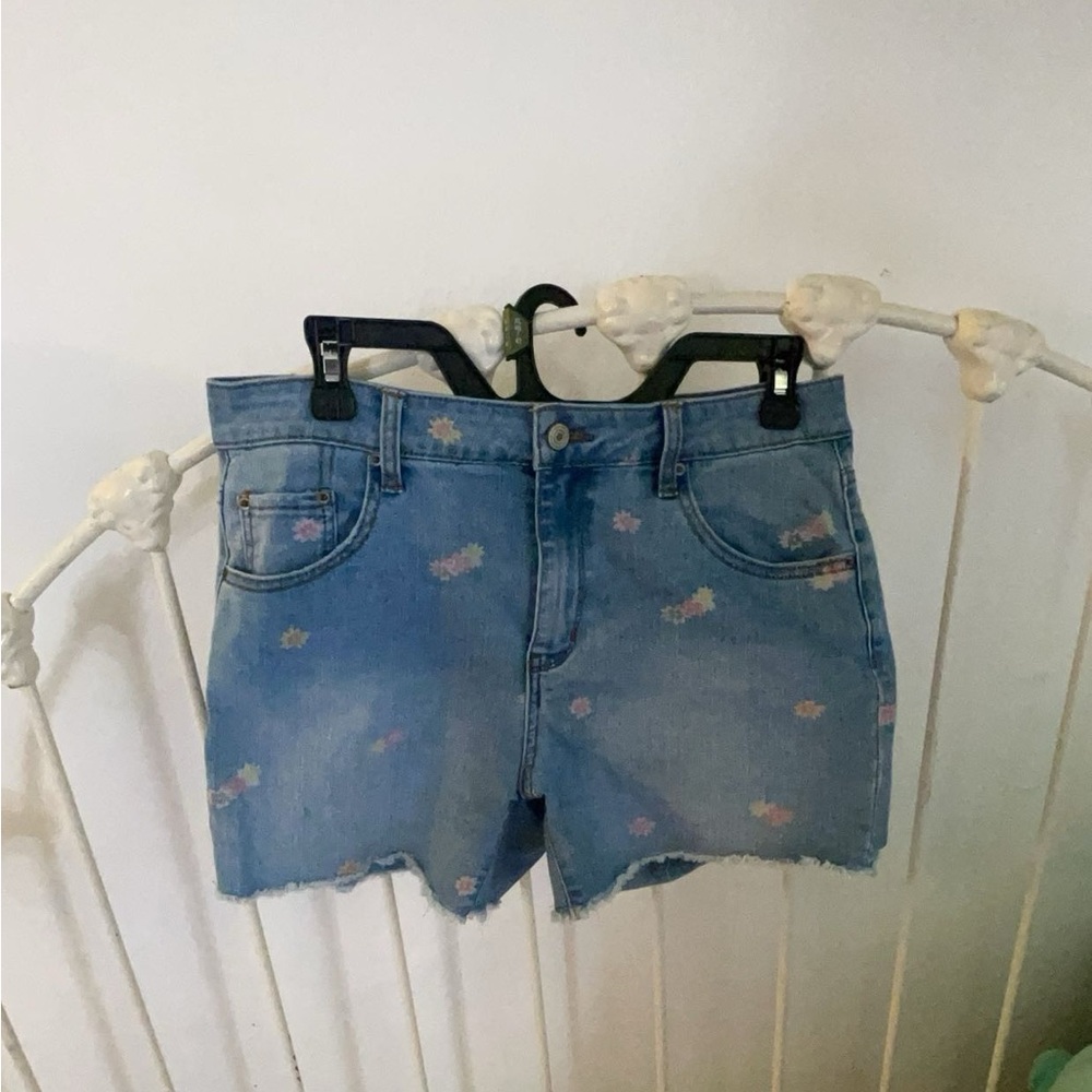 Denim shorts with flowers